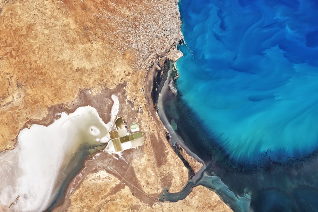 Näherer Blick auf das Meer, etwa 15 Kilometer südlich der Küstenstadt Zarzis, aufgezeichnet am 9. März vom Multispectral Imager (MSI) auf Sentinel-2