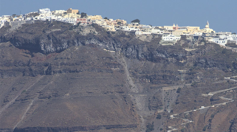 Typische Calderawände auf Santorini