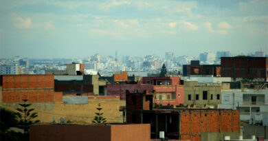 Warum fühlen sich Häuser im Winter manchmal kälter als die Straße an?