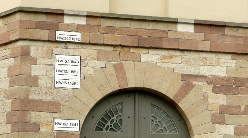 Hochwassermarken am Packhof zu den Hochwassern in Hann. Münden am Zusammenfluss von Werra und Fulda zur Weser. Die oberste Markierung zum 24. Juli 1342 ist der Pegelstand des Magdalenenhochwassers.